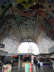 Le marché central dans le centre de Rotterdam : aujourd'hui des stands de nourriture et un centre commercial