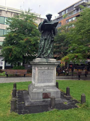 Statue d'Érasme : devant l'église Saint-Laurent.