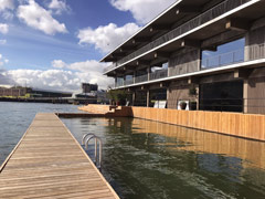 Il y a également une piscine pour les personnes travaillant dans le Bureau Flottant de Rotterdam.