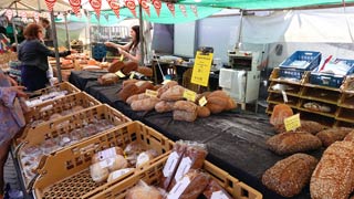 Du pain au marché du matin à Amsterdam.