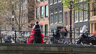 Amsterdam : des couples en lune de miel venus de Chine font une photo commémorative.