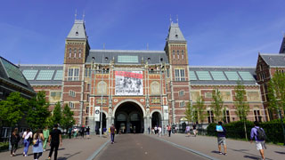 La façade sud (entrée principale) de la Rijksmuseeum (galerie d'art nationale) à Amsterdam.