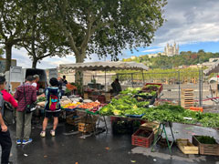 Lyon : Le marché du matin le long de la Saône : L'église de Fourvière (cathédrale Notre-Dame) est visible à l'arrière-plan.