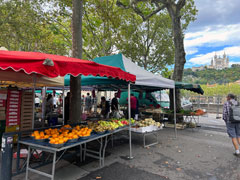 Lyon : Le marché du matin le long de la Saône : L'église de Fourvière (cathédrale Notre-Dame) est visible à l'arrière-plan.