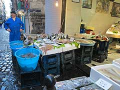 Une poissonnerie à Naples