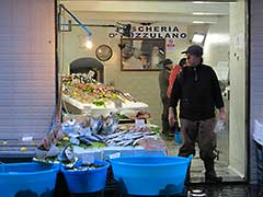  Une poissonnerie à Naples