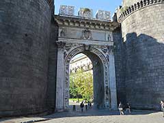 la Porta Capuana of Naples, Italie