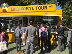 Touristes en visite à Tchernobyl