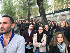 L’incendie de la Cathédrale Notre-Dame de Paris : les Parisiens regardent, en état de choc.