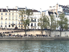 L’incendie de la Cathédrale Notre-Dame de Paris : les Parisiens regardent, en état de choc.