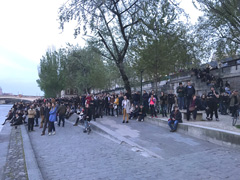 L’incendie de Notre-Dame de Paris : les Parisiens, en état de choc, regardent la Cathédrale en flammes.