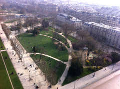 Petit parc, au pied de la Tour Eiffel.