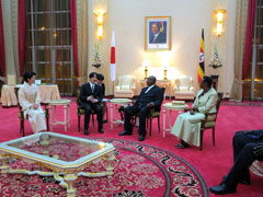 Le prince Fumihito d'Akishino en visite officielle en Ouganda, avec son épouse Kiko et Yoweri Museveni président de l'Ouganda et son épouse à la Maison Blanche Ougandaise.