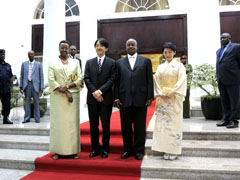 Le prince Fumihito d'Akishino en visite officielle en Ouganda, avec son épouse Kiko et Yoweri Museveni président de l'Ouganda et son épouse à la Maison Blanche Ougandaise.