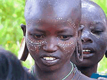 アフリカ：エチオピア：オモ川下流域のスリ族（スルマ族）