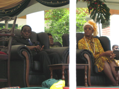 ロバート・ムガベ大統領と大統領夫人のグレース・ムガベ：二人は嬉しくなさそう。