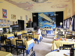 サン＝ルイ又はサンルイ市のホテルの中の絵になるレストラン