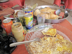 マリ共和国とセネガルの国境近く：路沿いの食堂。