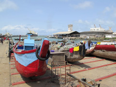 コトヌーの港の漁師の船