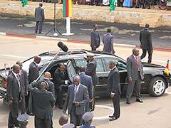 カメルーンの大統領ポール・ビヤ：1982以来の大統領：ロケ現場からの写真