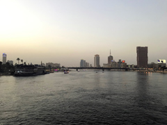 カスル·エル·ニル橋から見たカイロ市内のナイル川