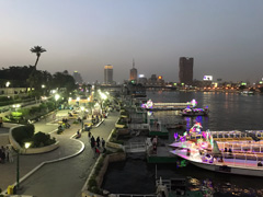 カスル·エル·ニル橋から見たカイロ市内のナイル川：夜