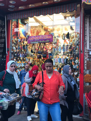 買い物中のカイロ市民