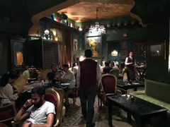 エジプト，カイロの絵になる人気レストラン内