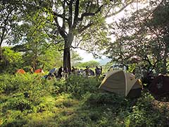 スリ人：スルマ族ロケ：撮影クルーのキャンプ