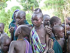 エチオピア：コーディネーターのロケ現場からの写真：スルマ族：スルマ人