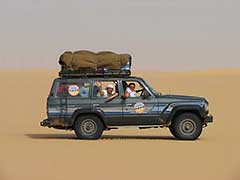 サハラ砂漠でロケの為の移動中