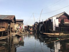 ラゴス市の中心に有る水上街マココ