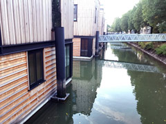 ロッテルダムのフローティング・ハウスの係留ポスト：海と繋がっている運河の潮の上昇によって家全体は上がったり下りたりします。