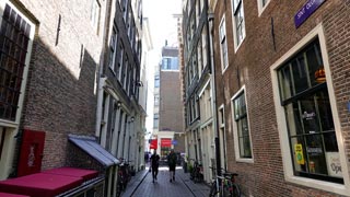 アムステルダムの古い建物：建物全体が傾いていることが多い！