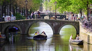 アムステルダム市の運河：これはOudezijds Voorburgwal（ウデジ・ヴォア・ブルグワル）運河