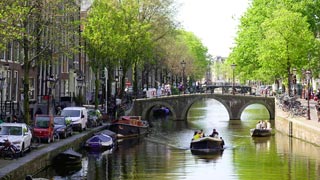 アムステルダム市の運河：これはOudezijds Voorburgwal（ウデジ・ヴォア・ブルグワル）運河又はOZ Voorburgwal（オズ・フォアボール）運河です。