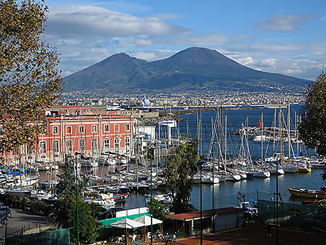 ロケ地：イタリア，ナポリ