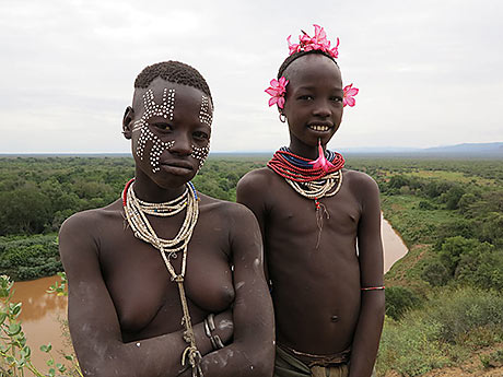 エチオピアのオモ川下流域のカロ族：コーディネーターのロケ現場からの写真