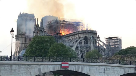 ノートルダム大聖堂の火災：ロケ現場からの動画