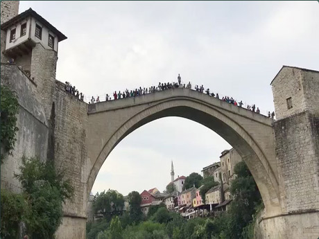 ボスニア・ヘルツェゴビナのロケ現場の映像